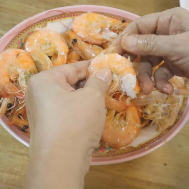 Bước 3 Luộc thịt và tôm Gỏi hoa chuối tôm thịt sốt chua ngọt