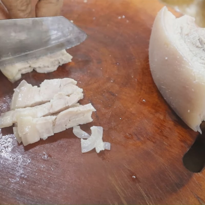 Bước 3 Luộc thịt và tôm Gỏi hoa chuối tôm thịt sốt chua ngọt