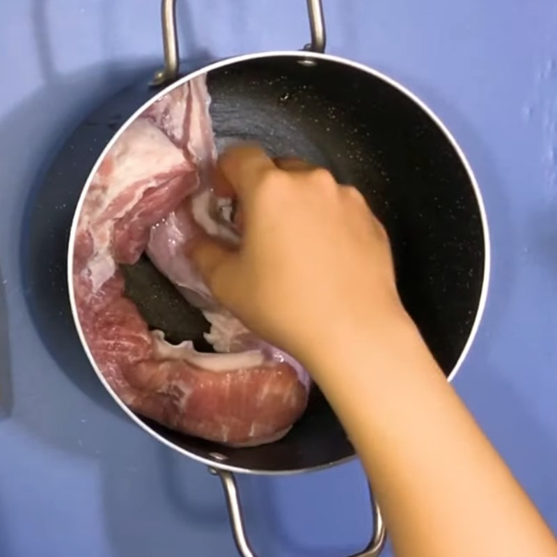 Bước 2 Luộc thịt Bún mắm nêm thịt luộc