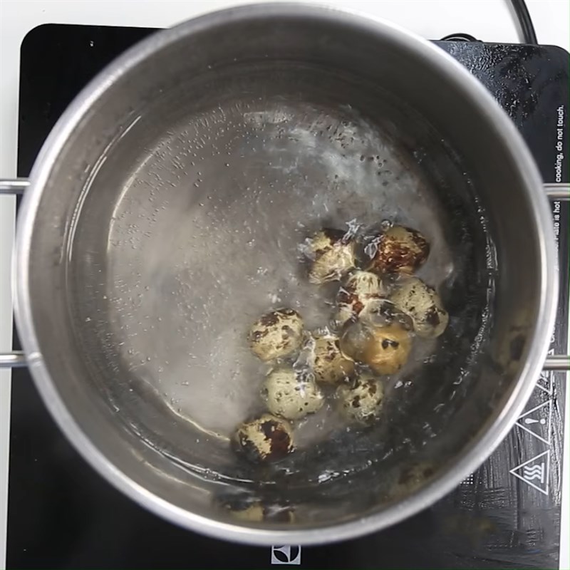 Bước 1 Luộc trứng cút Thịt bò kho tàu