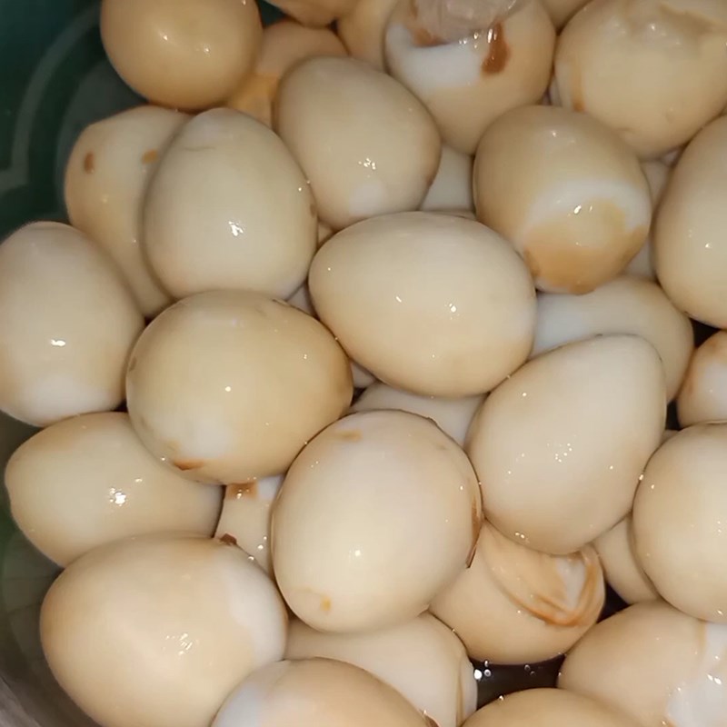 Bước 2 Luộc trứng cút Thịt kho trứng cút