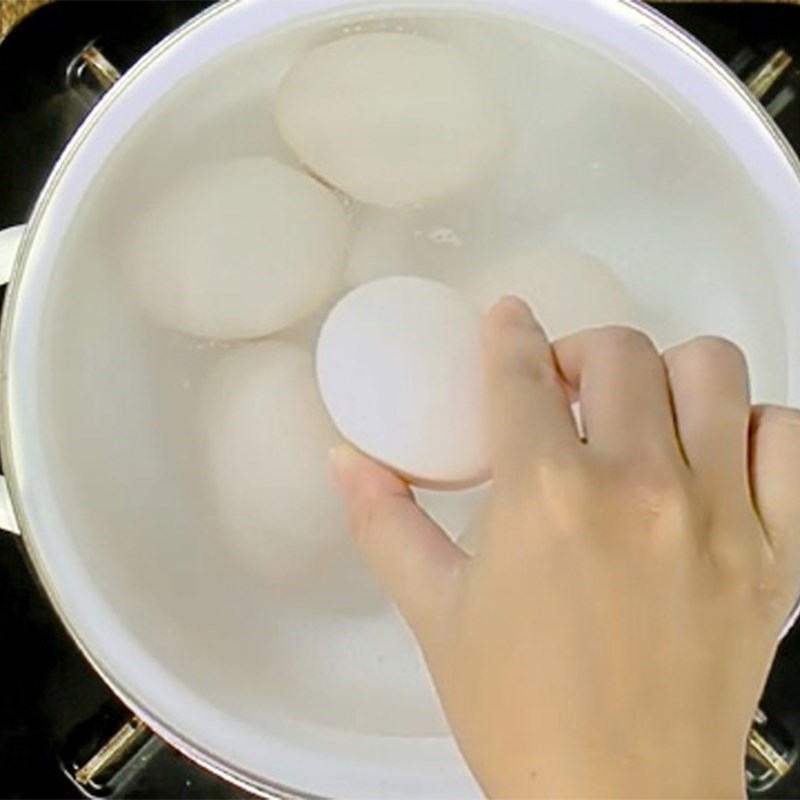 Bước 3 Luộc trứng vịt Thịt vịt kho tàu
