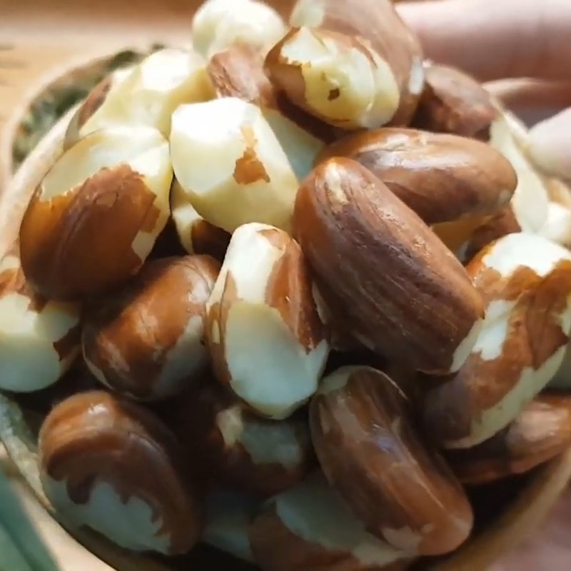 Bước 1 Luộc và bóc vỏ hạt mít Sữa hạt mít