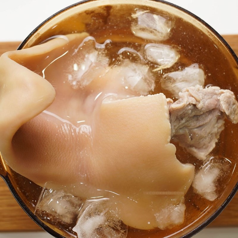 Bước 2 Luộc và cắt thịt, tai heo Bún mắm nêm chả cá