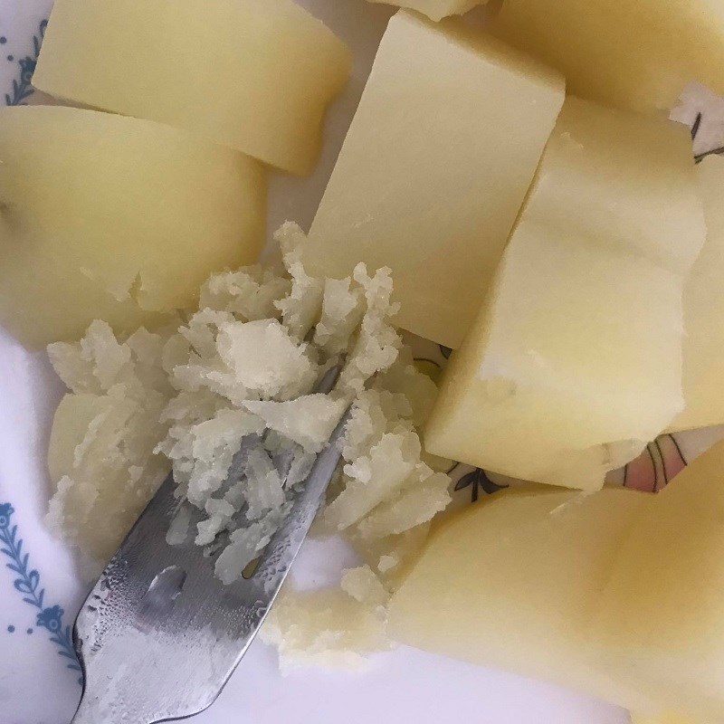 Bước 1 Luộc và làm nhuyễn khoai tây Bánh khoai tây chiên phồng (công thức được chia sẻ từ người dùng)