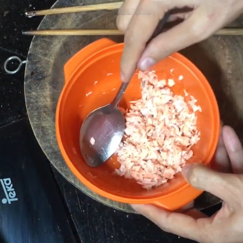 Bước 2 Luộc và làm nhuyễn thịt cá hồi Cháo cá hồi rau mồng tơi