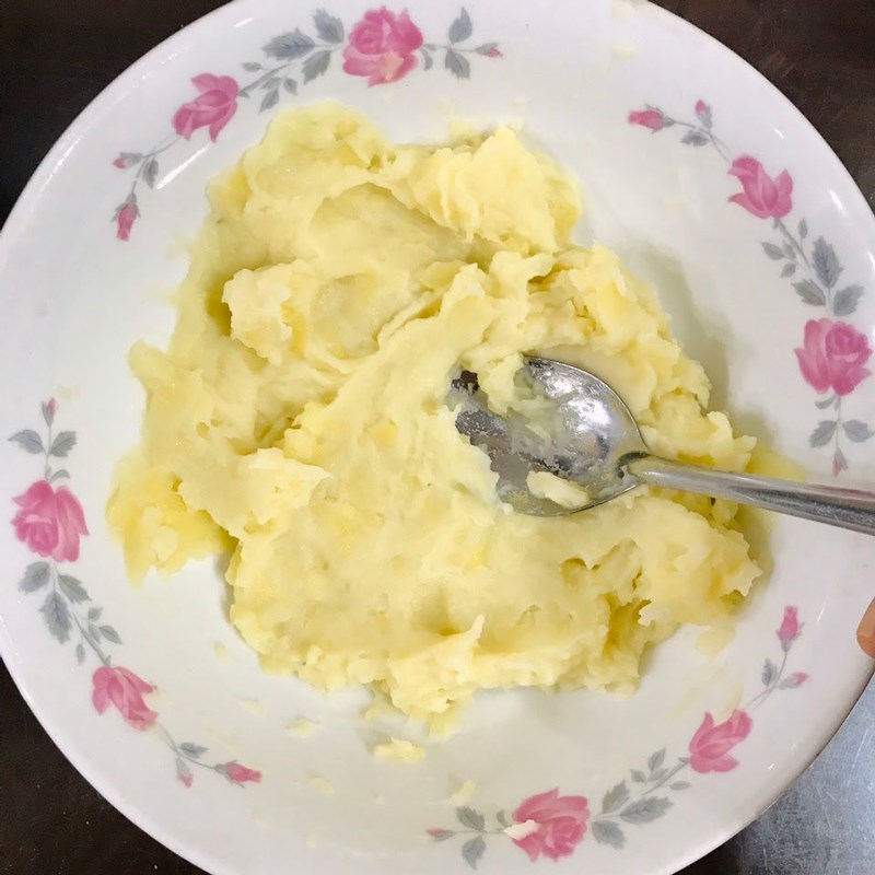 Bước 3 Luộc và trộn bột khoai tây Tôm chiên khoai tây