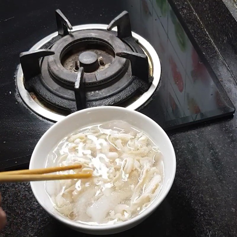 Bước 2 Luộc và ướp lòng bò Lòng bò xào khế