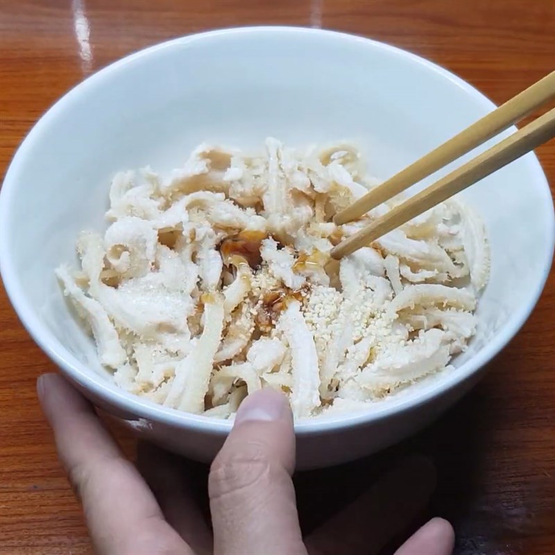 Bước 2 Luộc và ướp lòng bò Lòng bò xào khế