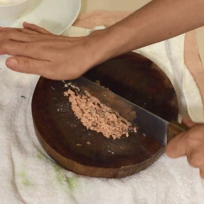 Bước 2 Luộc và xào cá Cháo cá hồi rau ngót