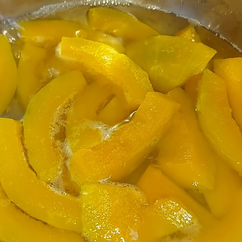 Bước 2 Luộc và xay bí Bánh flan chay từ bí đỏ