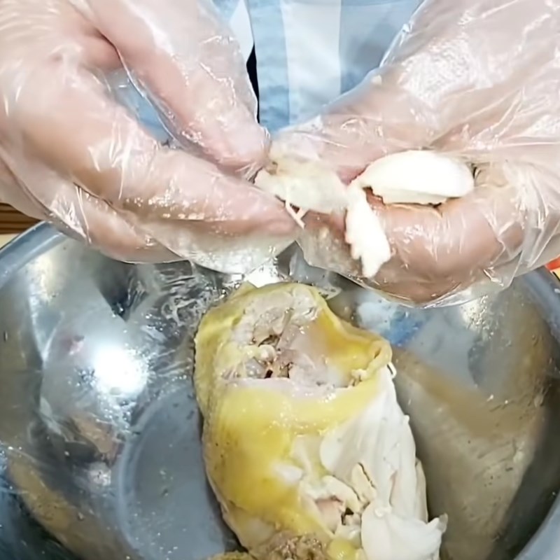 Bước 3 Luộc và xé gà Nộm gà xé phay