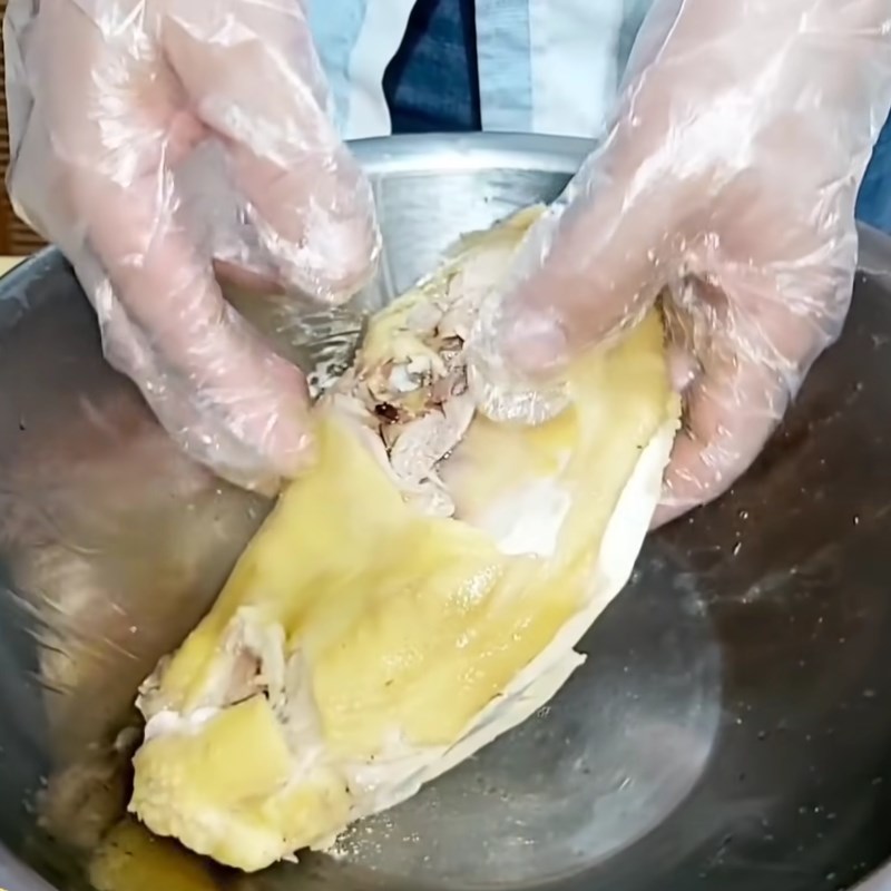 Bước 3 Luộc và xé gà Nộm gà xé phay