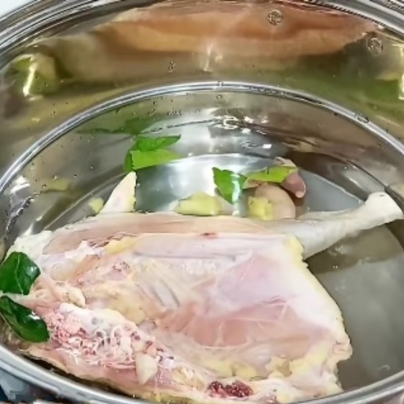 Bước 3 Luộc và xé gà Nộm gà xé phay