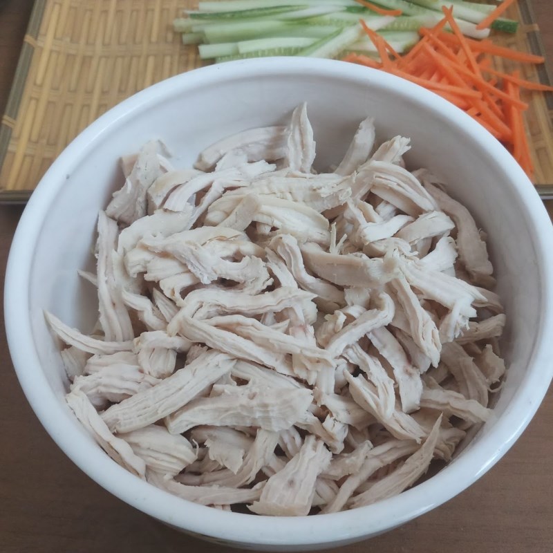 Bước 4 Luộc và xé thịt ức gà Gỏi ức gà