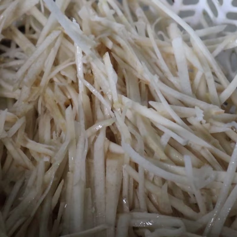 Bước 4 Sơ chế củ chuối Lươn om củ chuối