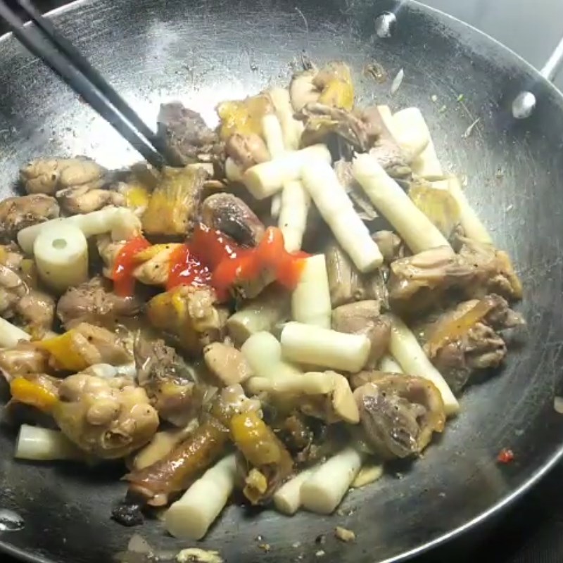 Bước 3 Xào món ăn Măng trúc xào thịt gà
