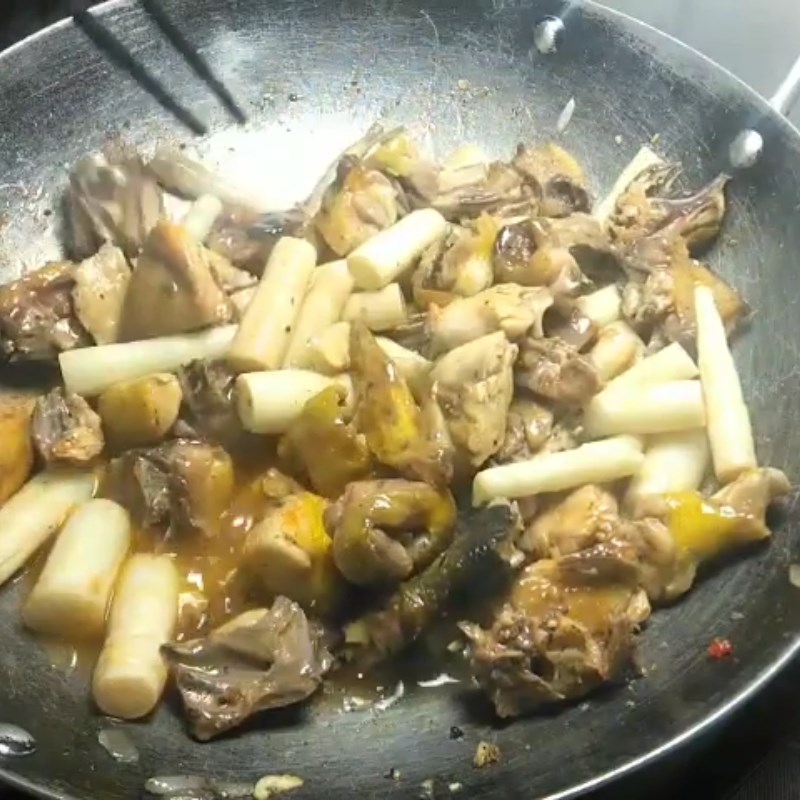 Bước 3 Xào món ăn Măng trúc xào thịt gà