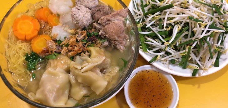 Mì hoành thánh xương heo