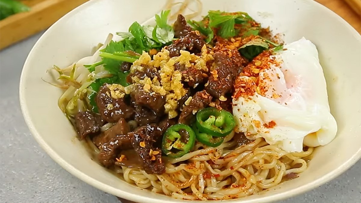 Mì trộn thịt bò cay