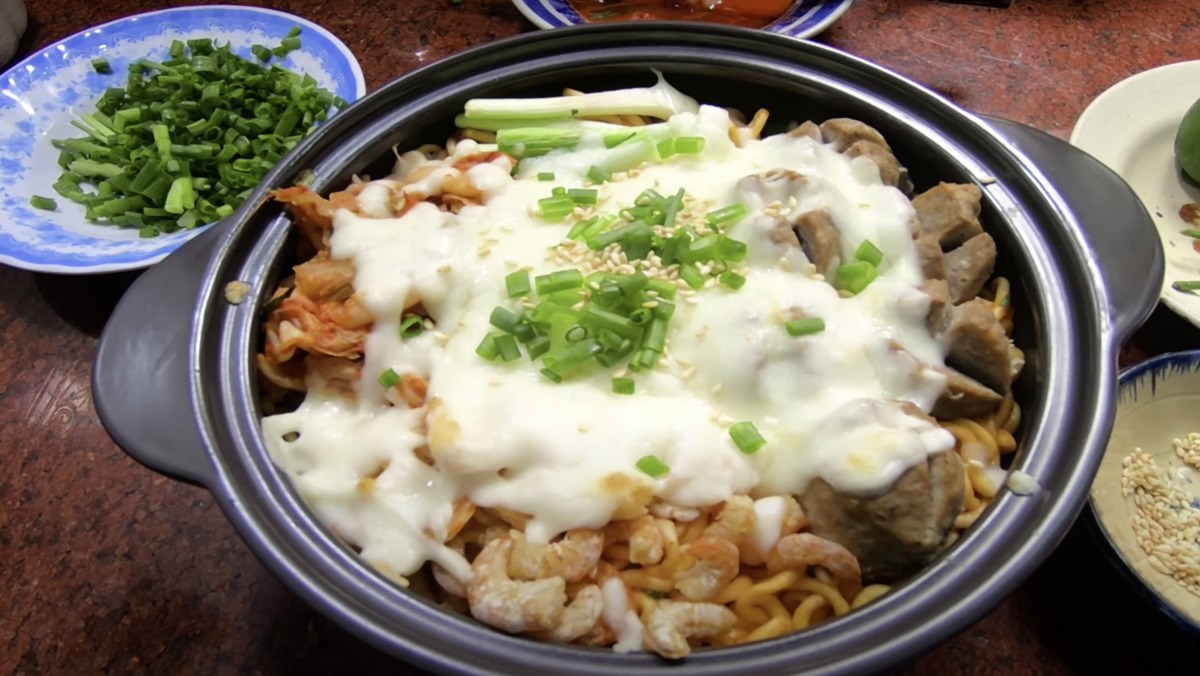 Mì trộn bò viên phô mai