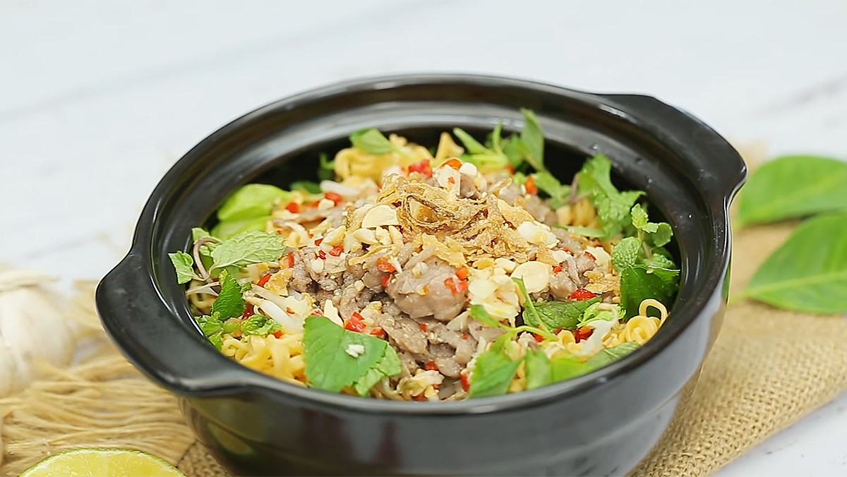 Mì trộn thịt bò chua cay