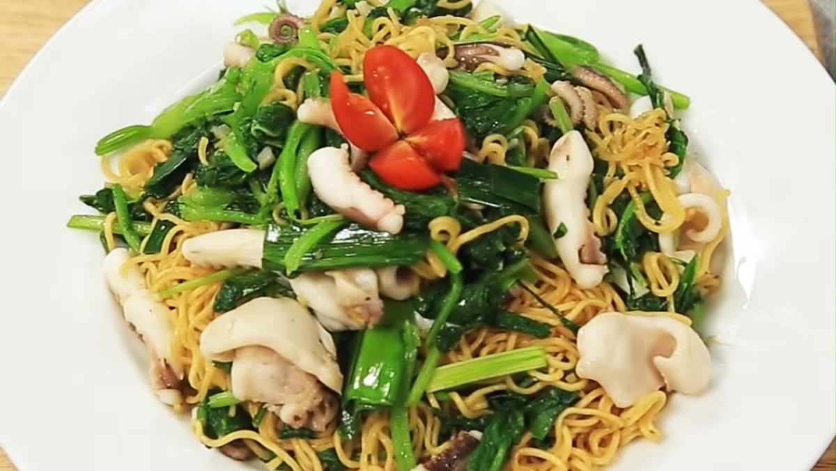 Mì xào rau cải bạch tuộc