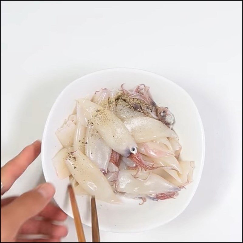 Bước 1 Sơ chế và ướp mực trứng Mực trứng hấp hành gừng
