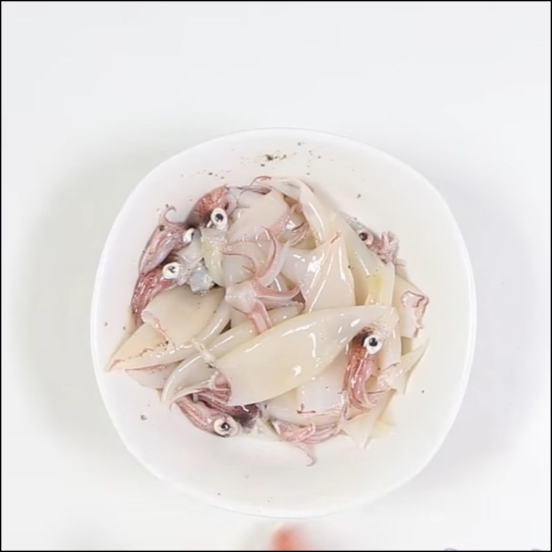 Bước 1 Sơ chế và ướp mực trứng Mực trứng hấp hành gừng