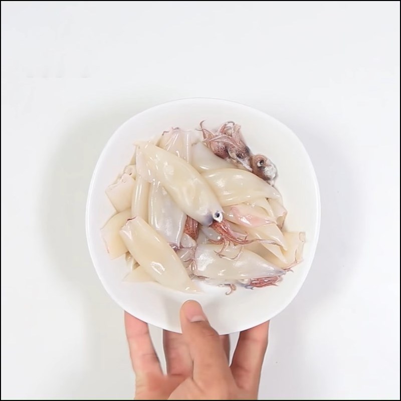 Bước 1 Sơ chế và ướp mực trứng Mực trứng hấp hành gừng