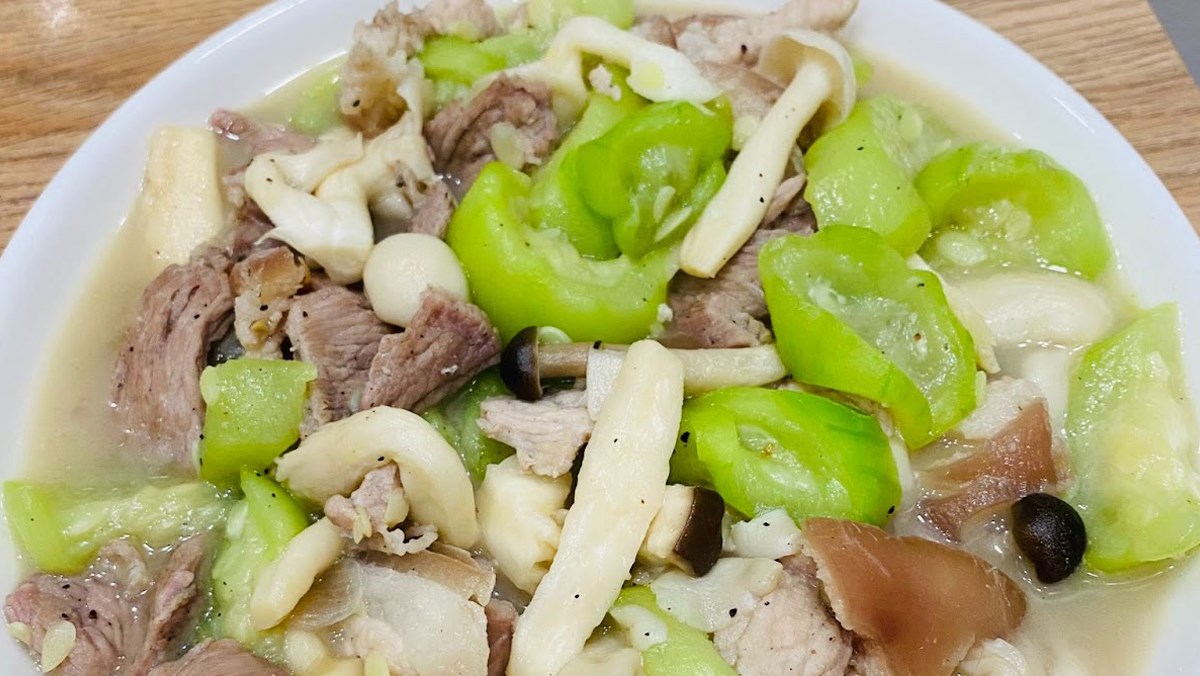 Mướp xào thịt heo với nấm