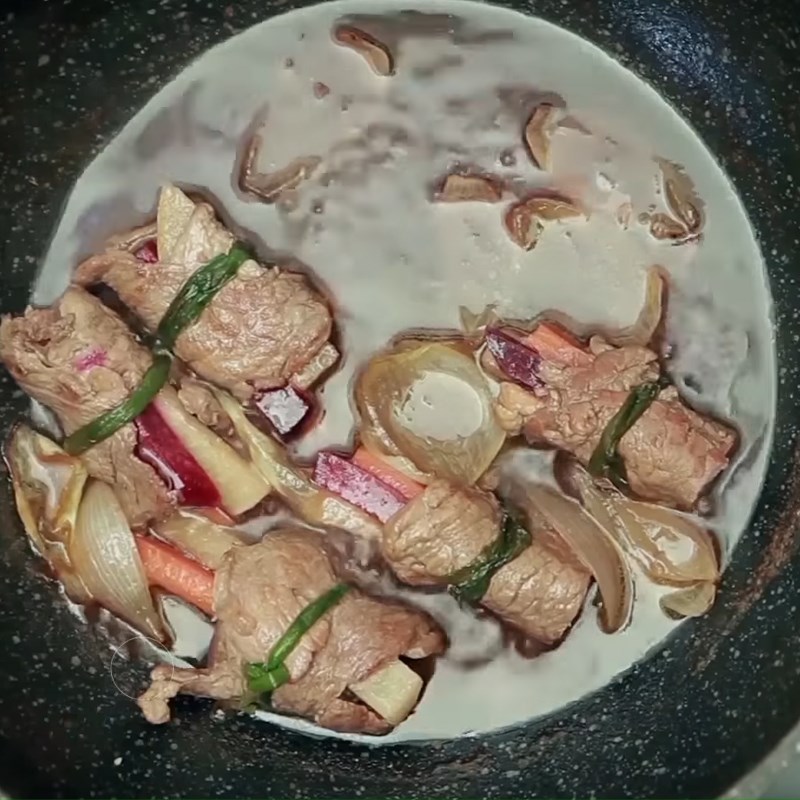 Bước 4 Nấu bò Bò cuộn lục cẩm