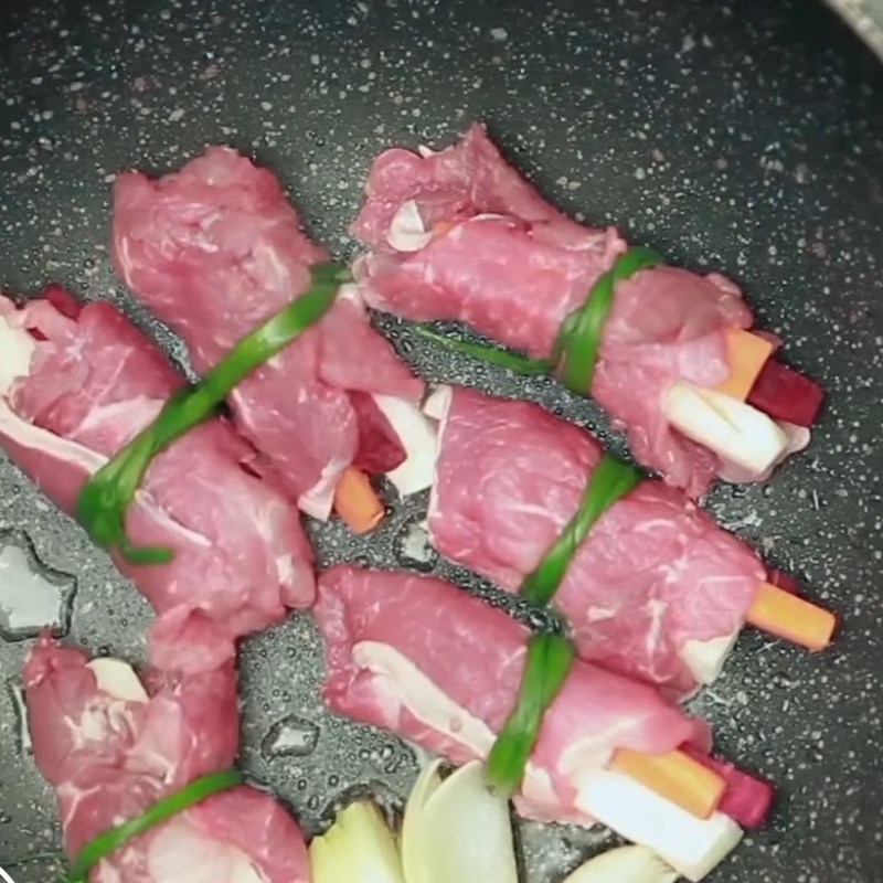 Bước 4 Nấu bò Bò cuộn lục cẩm