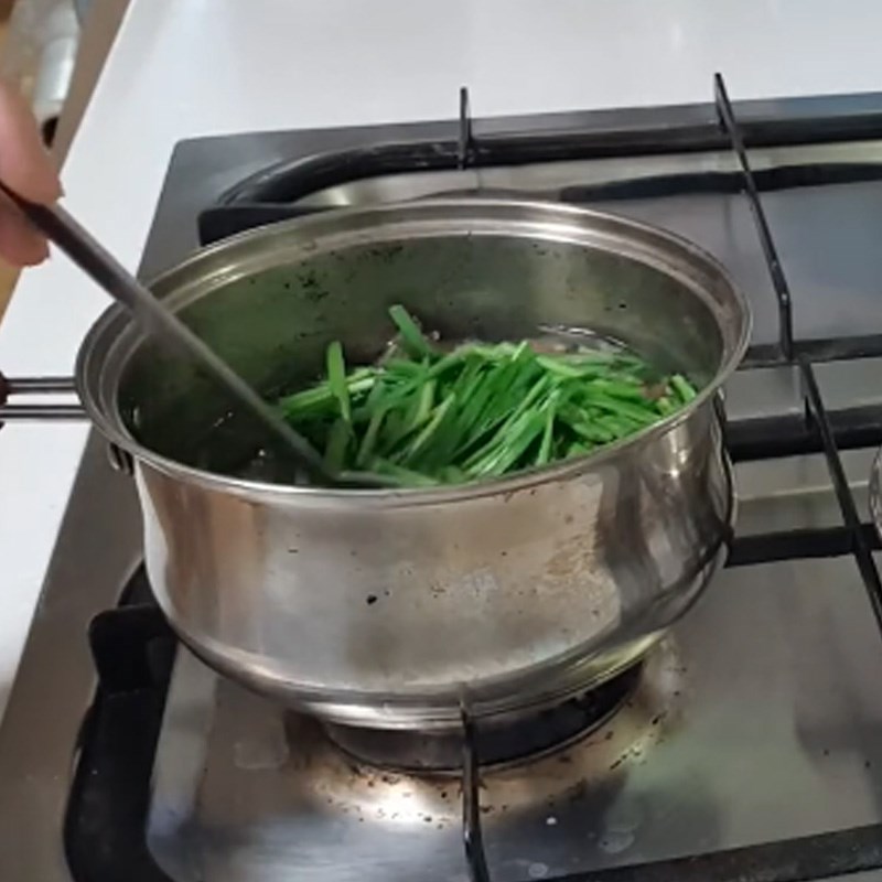 Bước 3 Nấu canh Canh huyết heo với hẹ