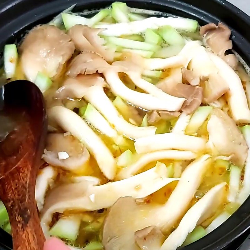 Bước 4 Nấu canh Canh cua biển nấu bầu