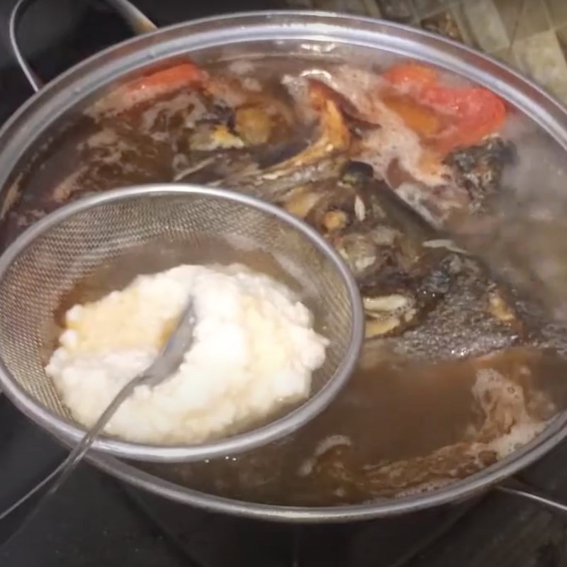Bước 4 Nấu canh Cá chim nấu canh chua với mẻ