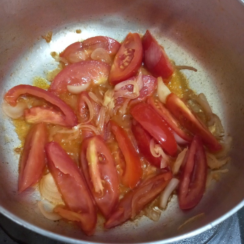 Bước 3 Nấu canh Canh cá bạc má dưa chua và cà chua