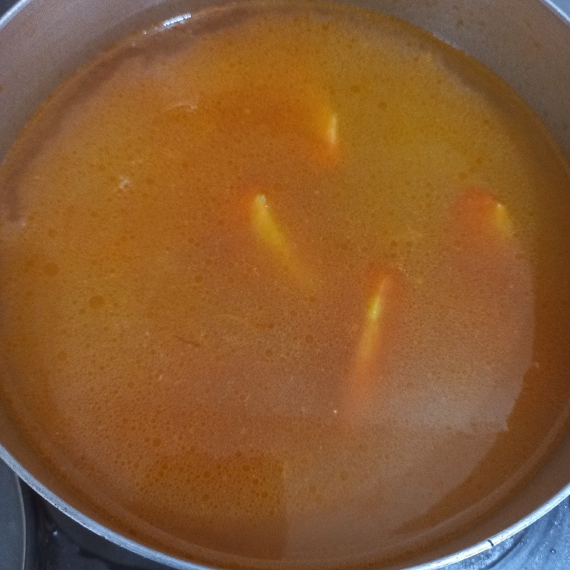 Bước 3 Nấu canh Canh cá bạc má dưa chua và cà chua