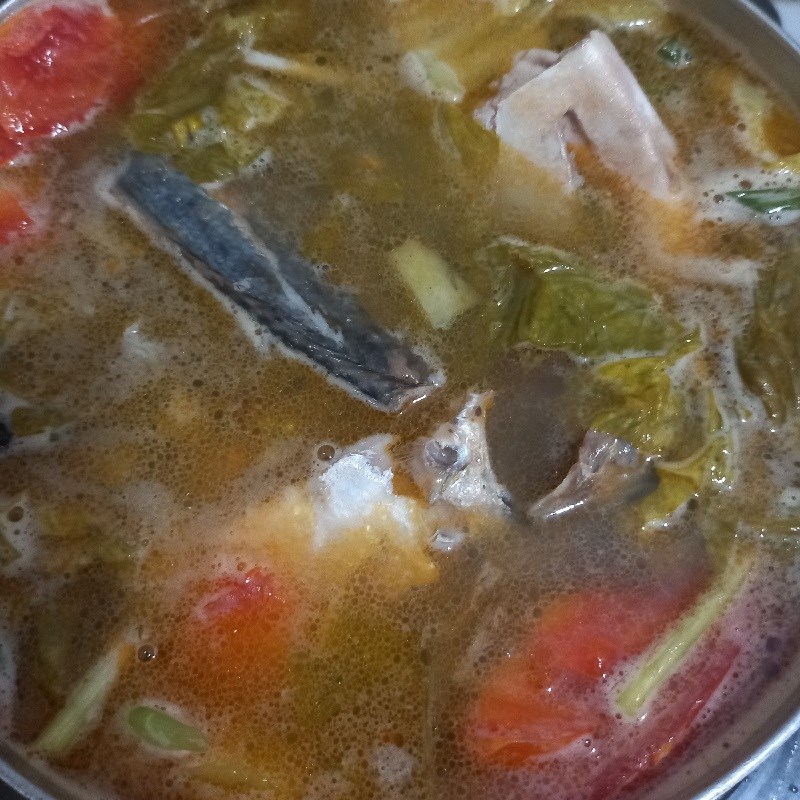Bước 3 Nấu canh Canh cá bạc má dưa chua và cà chua