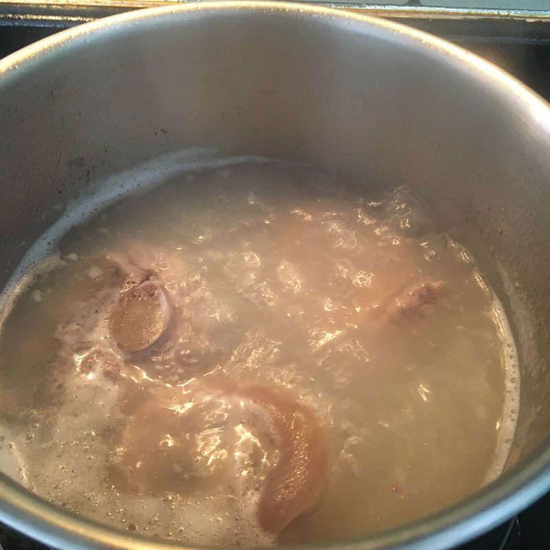 Bước 3 Nấu canh Chân giò hầm bí đỏ