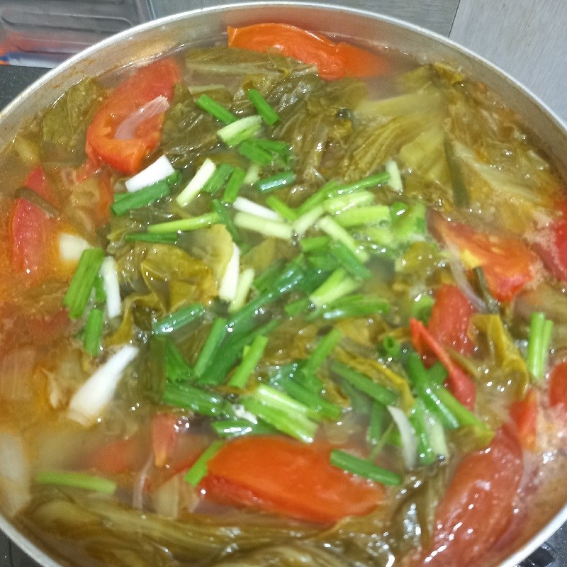 Bước 3 Nấu canh Canh cá bạc má dưa chua và cà chua