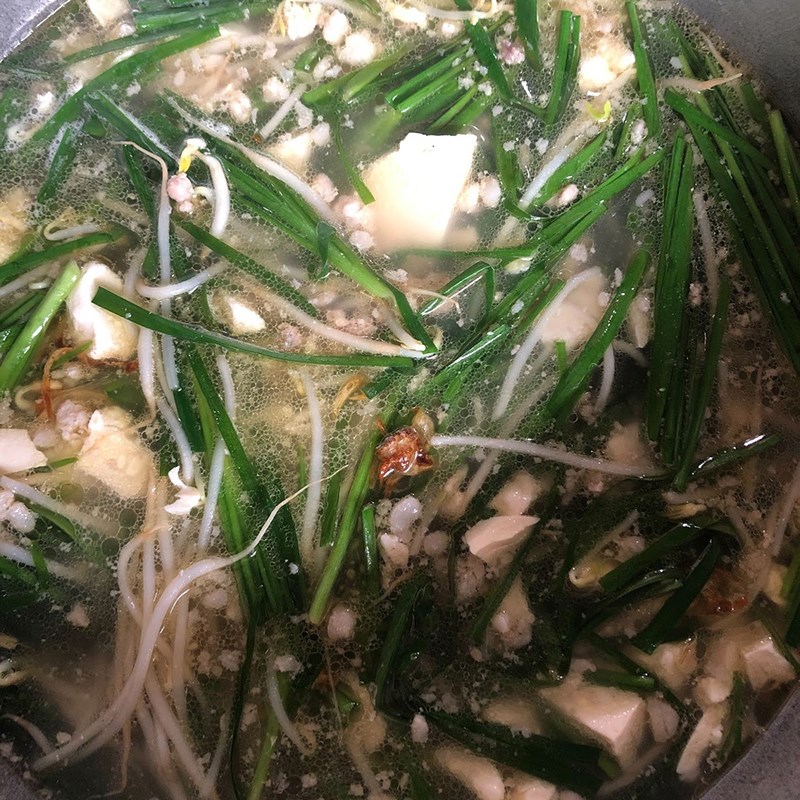 Bước 3 Nấu canh Canh đậu hũ non giá hẹ thịt băm
