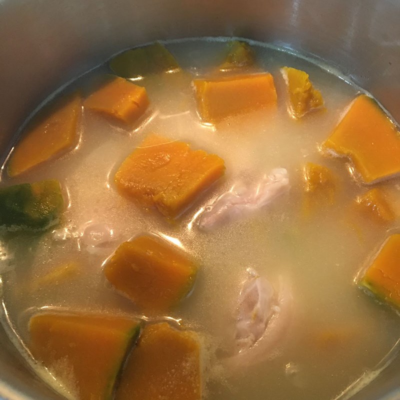 Bước 3 Nấu canh Chân giò hầm bí đỏ