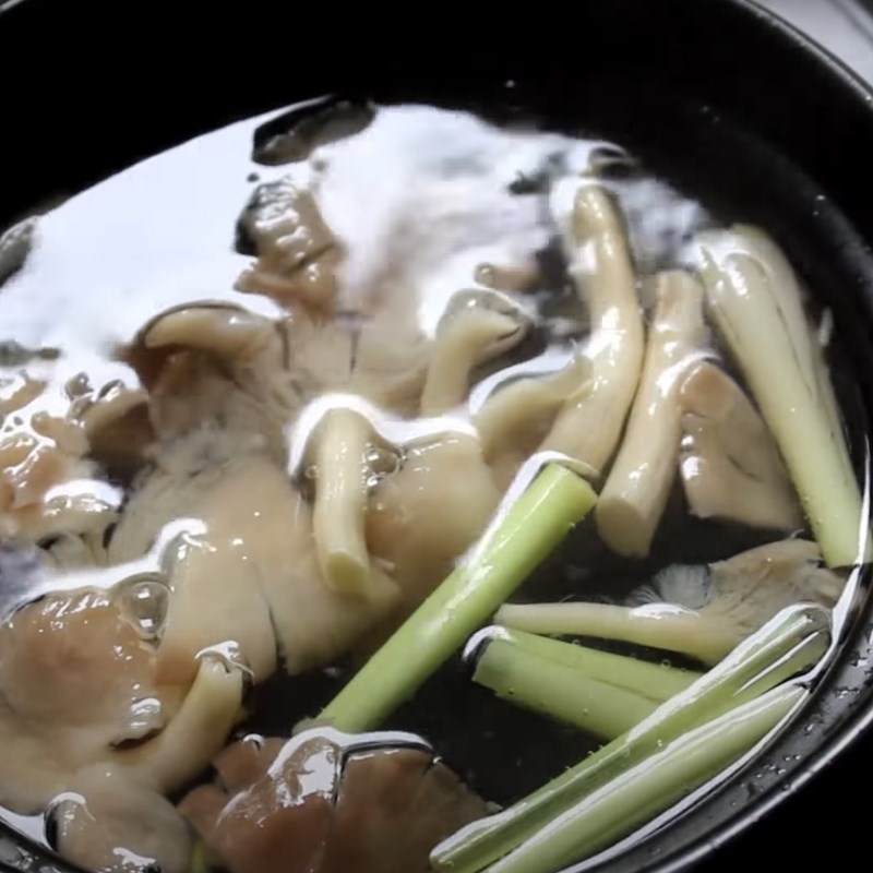 Bước 2 Nấu canh Canh nấm bào ngư nấu sả