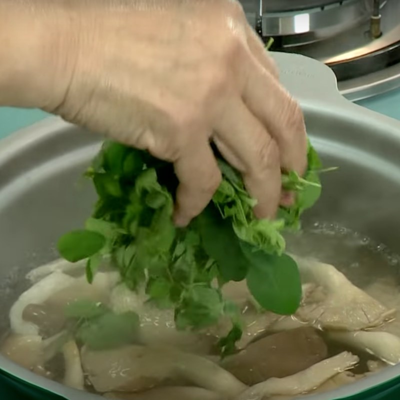 Bước 3 Nấu canh Canh nấm bào ngư chùm ngây