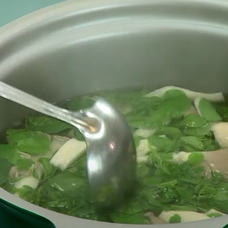 Bước 3 Nấu canh Canh nấm bào ngư chùm ngây