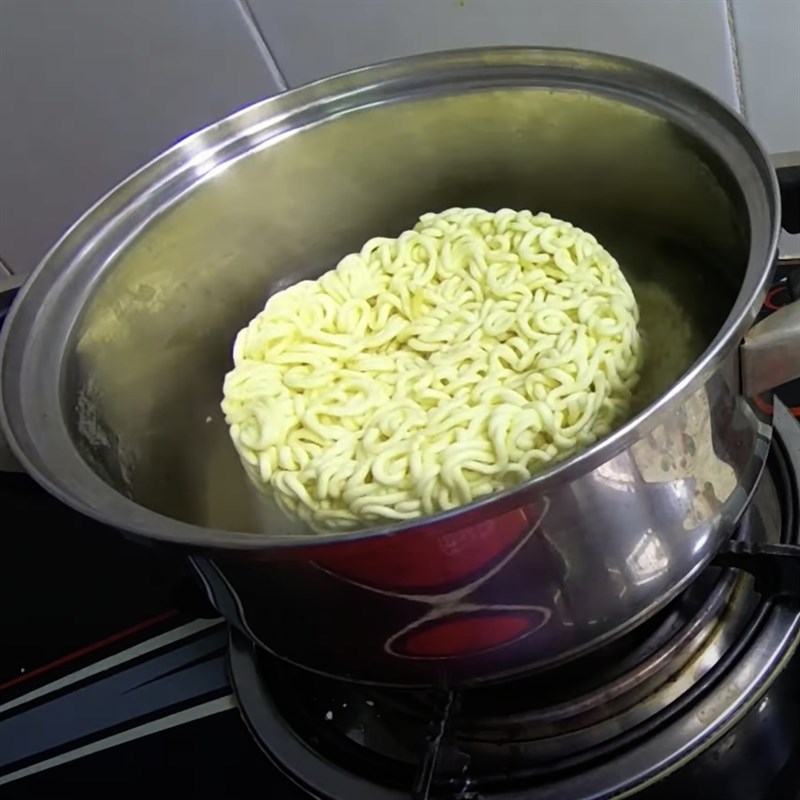 Bước 3 Pha nước sốt và trộn mì Mì trộn bò viên phô mai