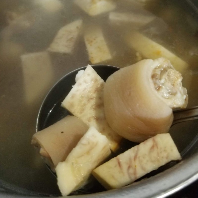 Bước 4 Nấu canh Canh đuôi heo hầm khoai môn