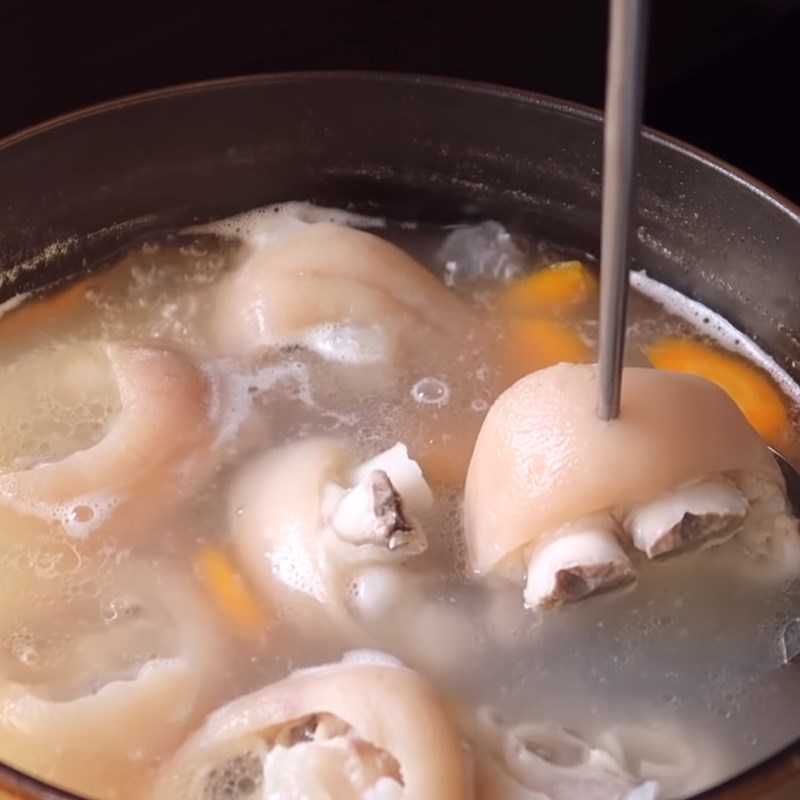Bước 3 Nấu canh Chân giò hầm hạt sen