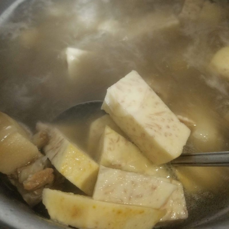 Bước 4 Nấu canh Canh đuôi heo hầm khoai môn